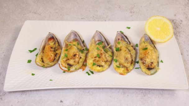 Cozze Forno Greenshell Mezzo Guscio Con Formaggio Prezzemolo Limone Piatto — Video Stock