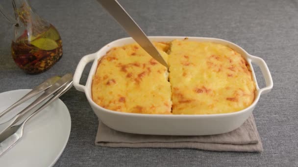 Moussaka Con Carne Berenjena Tomates Papas Salsa Bechamel Queso Plato — Vídeo de stock