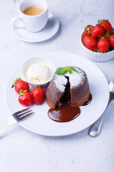 Lavakuchen Schokoladenfondantkuchen Mit Vanilleeis Erdbeeren Minze Und Kaffee Traditionelles Französisches Stockbild