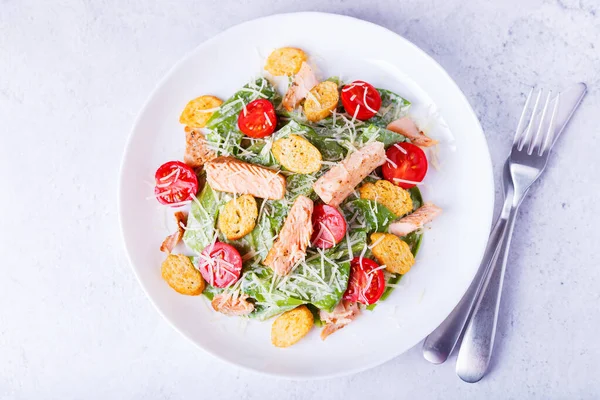 Salada Caesar Com Peixe Vermelho Salmão Truta Tomate Cereja Croutons — Fotografia de Stock