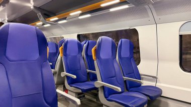 Mavi Koltuklu Modern Yolcu Treni İçi, Boş Demiryolu Arabası. Yüksek kalite fotoğraf