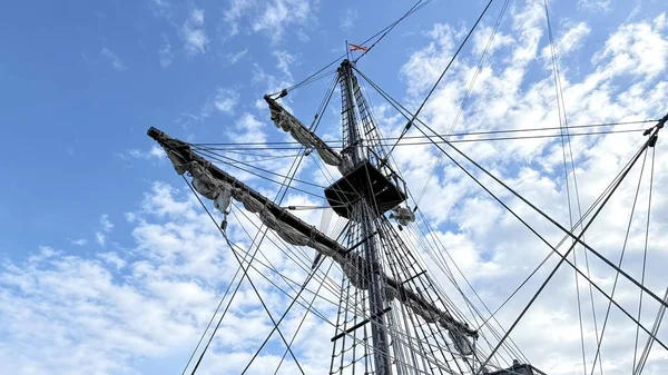 Gökyüzüne karşı Crane kulesi olan yüksek binalı bir bina. Yüksek kalite fotoğraf