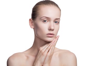 güzel kadın üzerinde beyaz izole kamera bakıyor