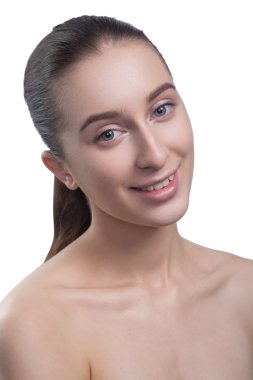 güzel genç kadın, gülümseyerek, kameraya bakarak portresi.