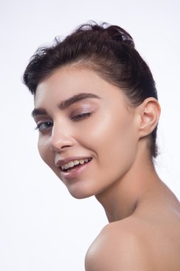 güzel kadın üzerinde beyaz izole kamera bakıyor