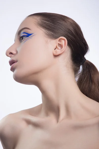 目の創造的なメイクにパーフェクター肌と青いラインを持つかわいい女性 — ストック写真