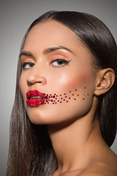 創造的な赤い唇、バラとラン県仲直り美容女性顔 — ストック写真