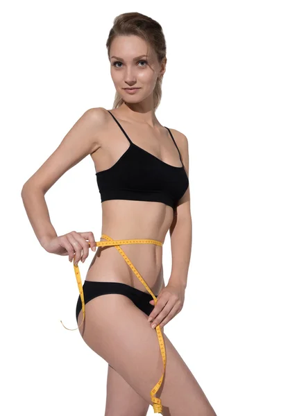 Corpo de mulher magro na medição de roupa interior preta no backgrou branco — Fotografia de Stock
