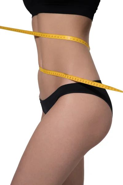 Siyah iç çamaşırı ölçüm üzerinde beyaz backgrou ince kadın vücudunda — Stok fotoğraf