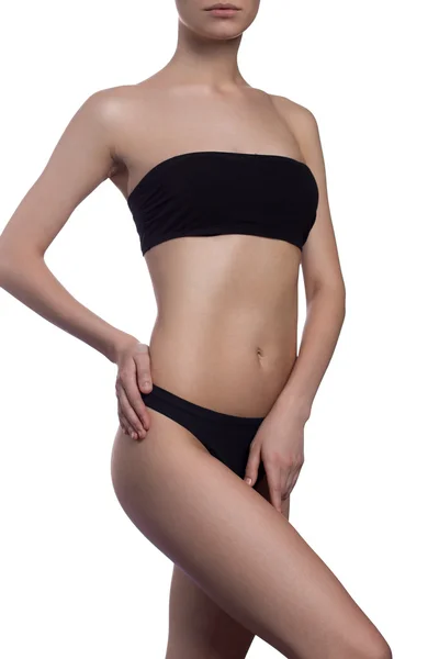 Corpo magro da mulher bronzeada isolada em um fundo branco. Roupa interior preta. mão nos quadris. Estilo de vida saudável, Dietas . — Fotografia de Stock