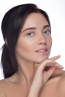 Güzel kadın portresi stüdyosu beyazlara izole edilmiş.