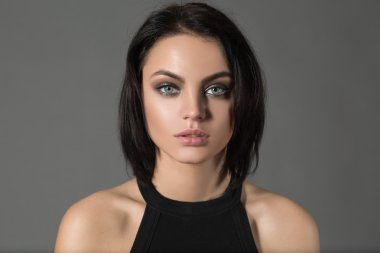 Gri kamera bakarak moda kısa saç sevimli kadın Portresi