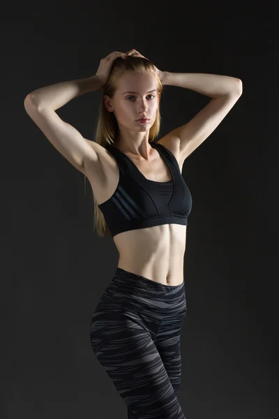 Piękne sexy blond kobieta idealne sportowe szczupłą sylwetkę zajmujące zajęcia jogi, ćwiczenia i fitness, prowadzić zdrowy styl życia, zjada prawo, ubrany w casual wygodne ubranie sportowe kształtu ciała pilates dieta — Zdjęcie stockowe