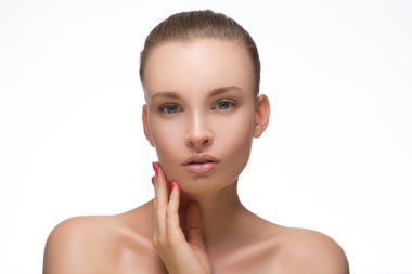 Beauty Woman yüz Portre Kız Mükemmel Taze Temiz Cilt kadın kamera gülümseyerek bakarak. Gençlik ve Bakım Kavramı.Neşeli yanakları zevk dokunuyor. Beyaz arka planda yalıtılmış