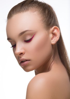 Mor ya da kırmızı ok makyaj kapatmak moda kırmızı tırnaklar yüzündeki glamour. Kadın mükemmel cilt. Makro vurdu. Yarı kapalı göz