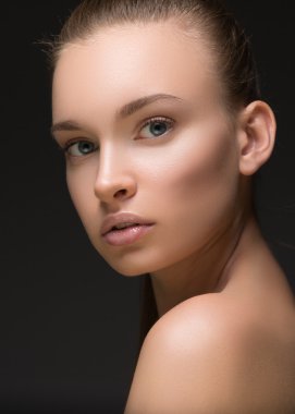 Güzellik kadını yüz portre siyah arka plan üzerine izole. Güzel model kız makyaj. Cildi dokunmadan muhteşem seksi esmer Bayan. Mükemmel makyaj