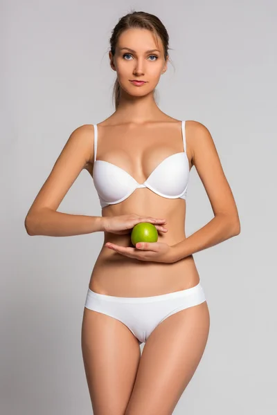 Beau corps de femme et pomme verte. Image conceptuelle d'un régime alimentaire mode de vie sain — Photo