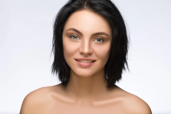 Nahaufnahme Porträt der schönen jungen glücklich lächelnden Frau, isoliert über weißem Hintergrund — Stockfoto
