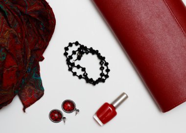 düz yatıyordu feminini kırmızı giysi ve aksesuarları beyaz arka plan üzerinde kolaj.