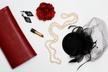 düz yatıyordu feminini kırmızı giysi ve aksesuarları beyaz arka plan üzerinde kolaj.