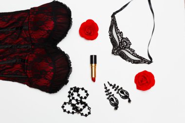 kadın iç çamaşırı, beyaz düz üst görünümü nde güzellik aksesuarları ile Yaratıcı kırmızı natürmort