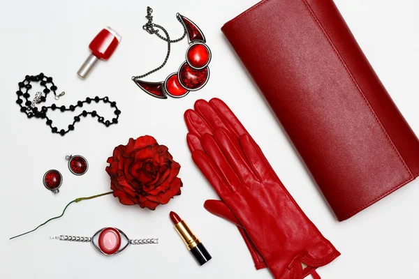 Flat lay feminini ropas rojas y accesorios collage sobre fondo blanco . —  Fotos de Stock