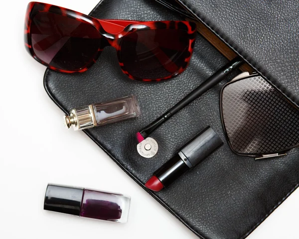 여성을위한 탑 뷰 액세서리. 세련된 선글라스, 검은 가죽 가방, 립스틱, 향수, 패션 플랫 누워 흰색 — 스톡 사진