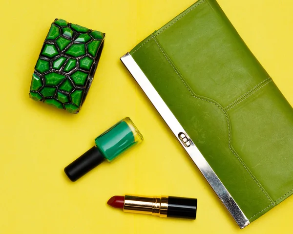 여성 패션 액세서리의 상단보기 . 립스틱과 브레이슬릿이 있는 그린 핸드백 — 스톡 사진