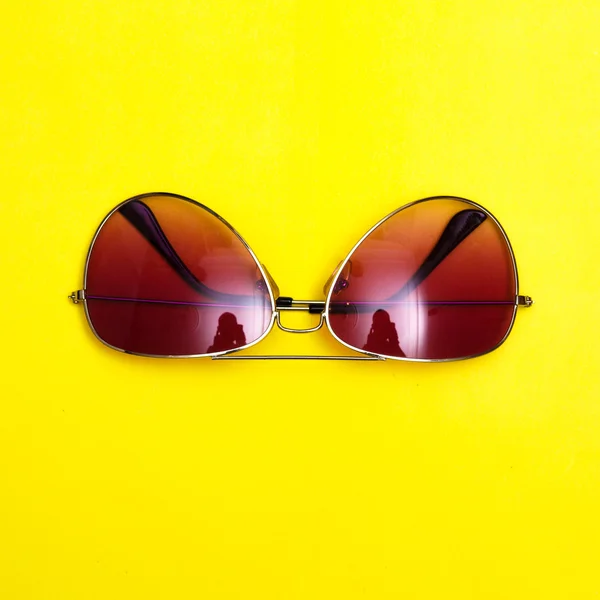 Óculos de sol elegantes no fundo amarelo. moda vista superior flat lay — Fotografia de Stock