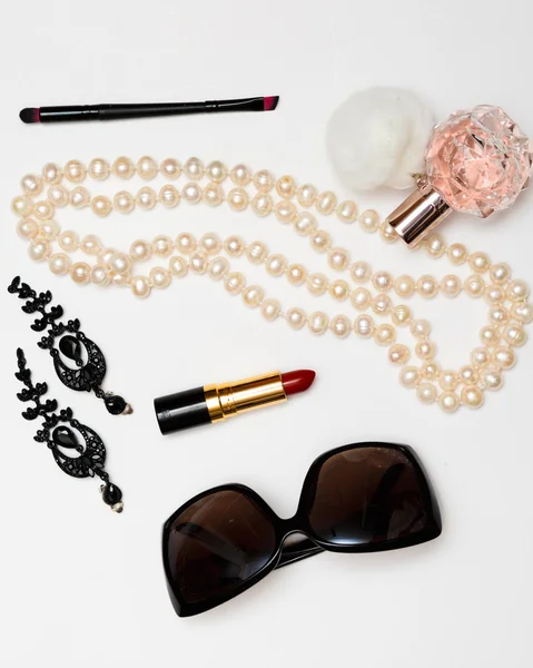 Hermoso conjunto de accesorios de moda para mujer y cosméticos sobre un fondo blanco —  Fotos de Stock