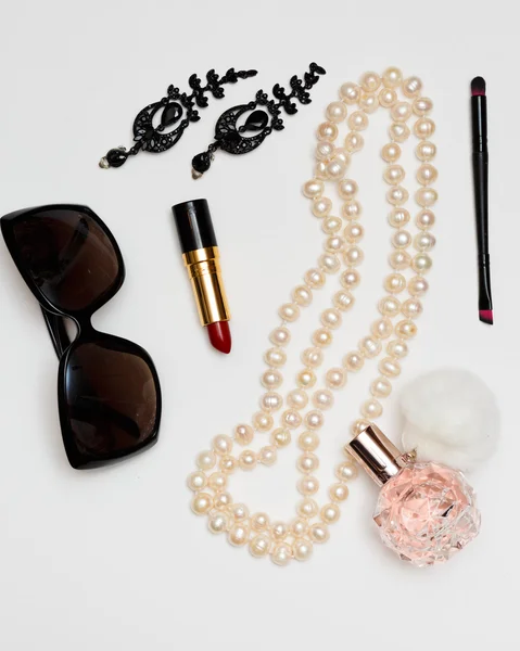 Hermoso conjunto de accesorios de moda para mujer y cosméticos sobre un fondo blanco —  Fotos de Stock
