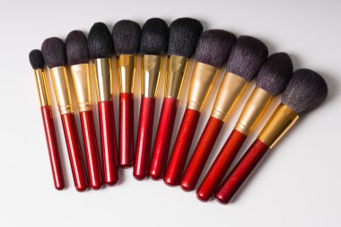 Düz yatıyordu. Beyaz arka planda makyaj fırçaları. üst görünüm