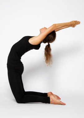 Kız beyaz arka planda siyah egzersiz yoga yapar