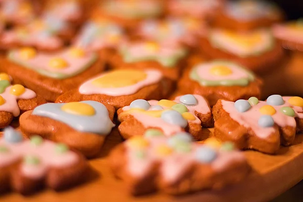 Biscoitos decorados coloridos de gengibre - árvores de Natal, corações — Fotografia de Stock