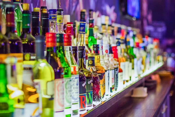 Varil farklı alkol birçok şişe