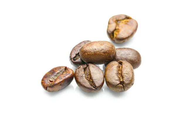 Beyaz arka planda kahve çekirdekleri