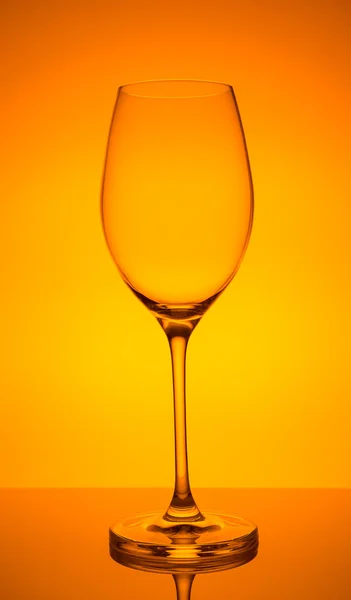 su üzerinde sarı bir arka plan ile cam