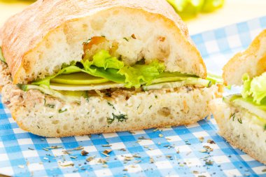 Büyük ciabatta sandviç ton balığı, yeşil, elma ve salatalık ile