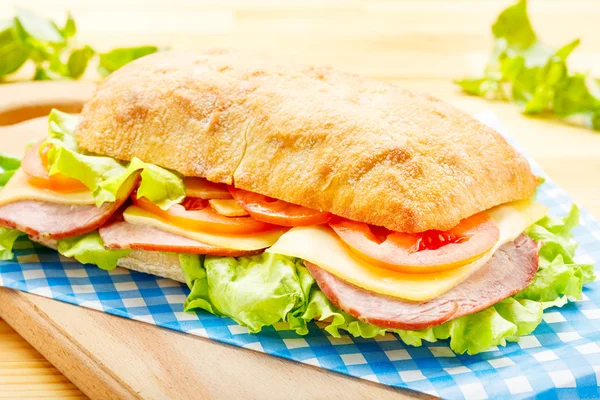 Büyük Ciabatta sandviçle, marul, domates, peynir ve