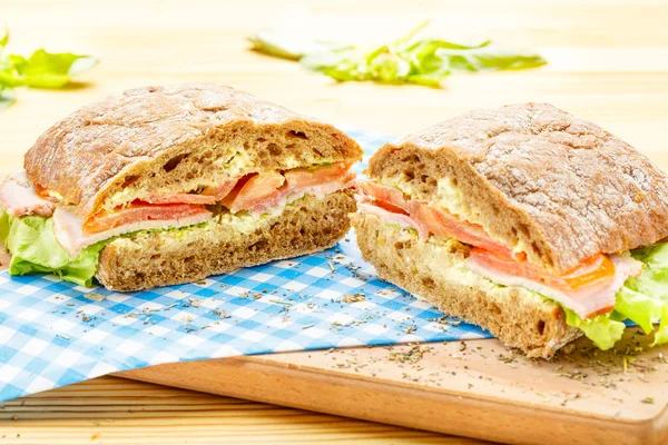 Büyük Ciabatta sandviçle, marul, domates, peynir ve