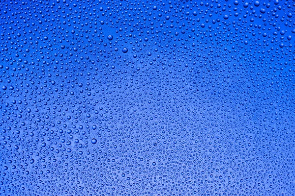 Gotas de água em um fundo colorido — Fotografia de Stock