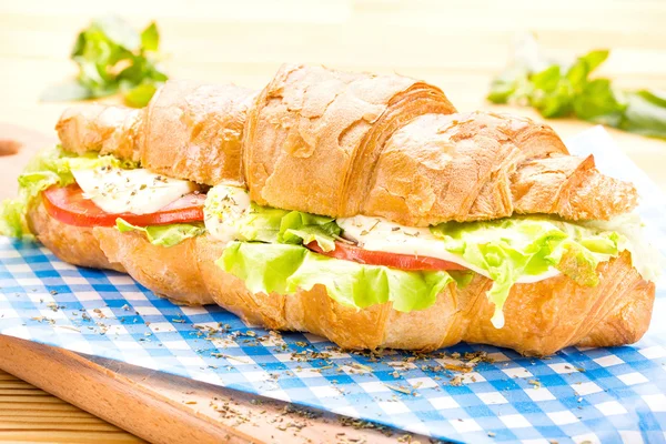 Büyük kruvasan sandviç ile pastırma, marul, domates, peynir