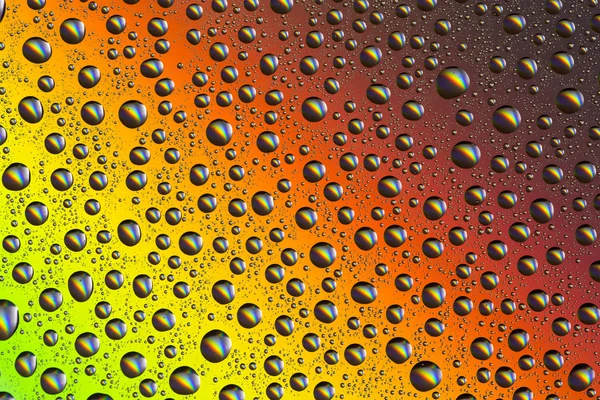 renkli arka plan üzerinde Su damlacıkları