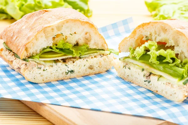 Büyük ciabatta sandviç ton balığı, yeşil, elma ve salatalık ile