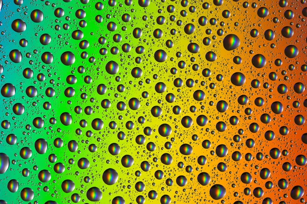 renkli arka plan üzerinde Su damlacıkları