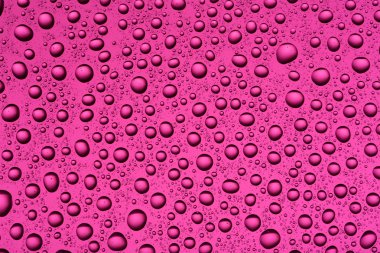 renkli arka plan üzerinde Su damlacıkları