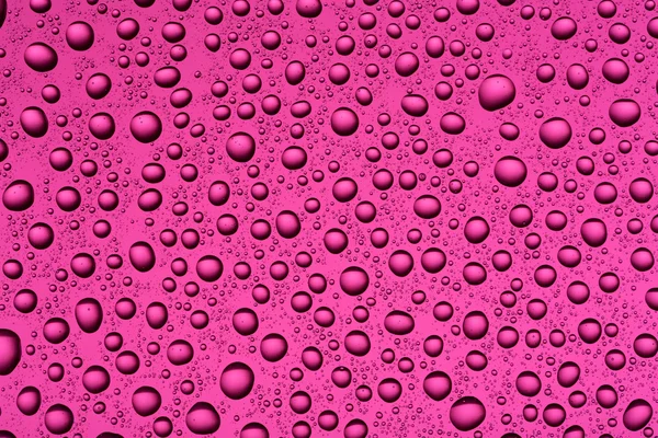 Капли воды на красочном фоне — стоковое фото