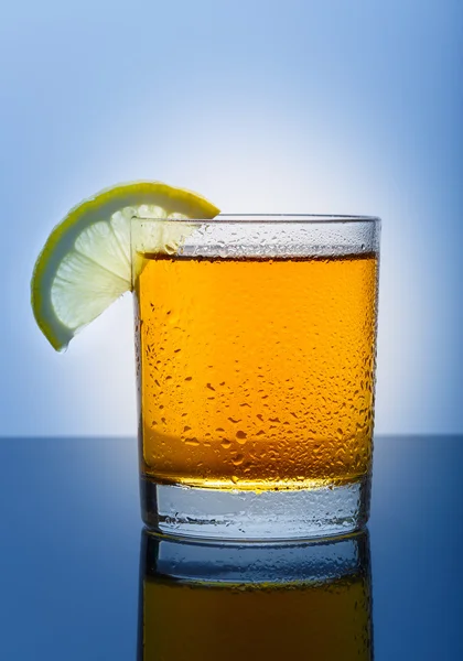 Холодный стакан яблочного сока на синем фоне — стоковое фото