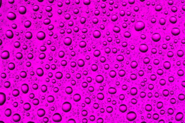 renkli arka plan üzerinde Su damlacıkları