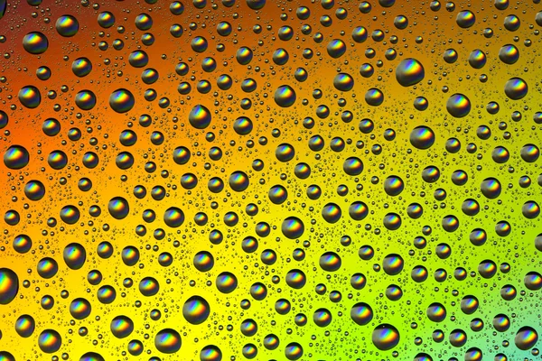 Gotas de água em um fundo colorido — Fotografia de Stock